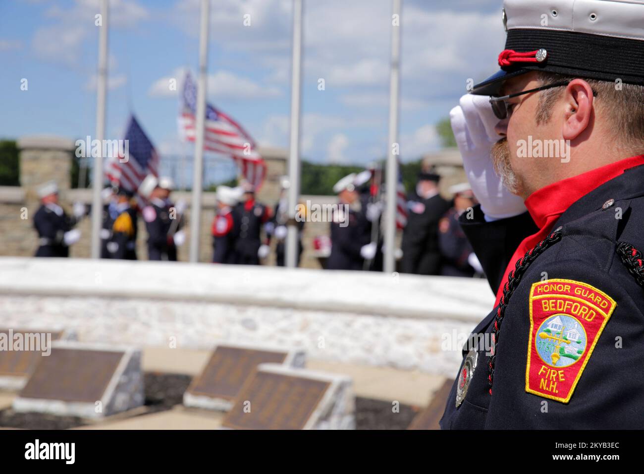 Emmitsburg, MD, 12 agosto 2015-The National Fallen Firefighters Memorial Flag Detail alza 92 bandiere USA al Memoriale dei Vigili del fuoco dell'Emergency Management Institute. Queste bandiere erano precedentemente volate sopra il Campidoglio degli Stati Uniti in onore dei vigili del fuoco caduti che hanno perso la vita nella linea di dovere. Adam DuBrowa FEMA.. Fotografie relative a disastri e programmi, attività e funzionari di gestione delle emergenze Foto Stock