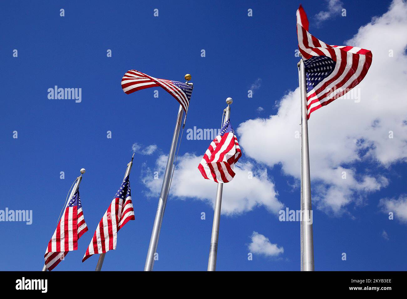 Emmitsburg, MD, 12 agosto 2015-The National Fallen Firefighters Memorial Flag Detail alza 92 bandiere USA al Memoriale dei Vigili del fuoco dell'Emergency Management Institute. Queste bandiere erano precedentemente volate sopra il Campidoglio degli Stati Uniti in onore dei vigili del fuoco caduti che hanno perso la vita nella linea di dovere. Adam DuBrowa FEMA.. Fotografie relative a disastri e programmi, attività e funzionari di gestione delle emergenze Foto Stock