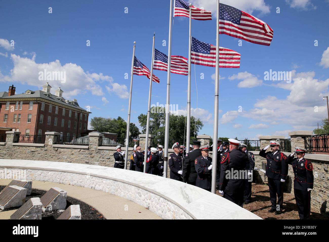 Emmitsburg, MD, 12 agosto 2015-The National Fallen Firefighters Memorial Flag Detail alza 92 bandiere USA al Memoriale dei Vigili del fuoco dell'Emergency Management Institute. Queste bandiere erano precedentemente volate sopra il Campidoglio degli Stati Uniti in onore dei vigili del fuoco caduti che hanno perso la vita nella linea di dovere. Adam DuBrowa FEMA.. Fotografie relative a disastri e programmi, attività e funzionari di gestione delle emergenze Foto Stock