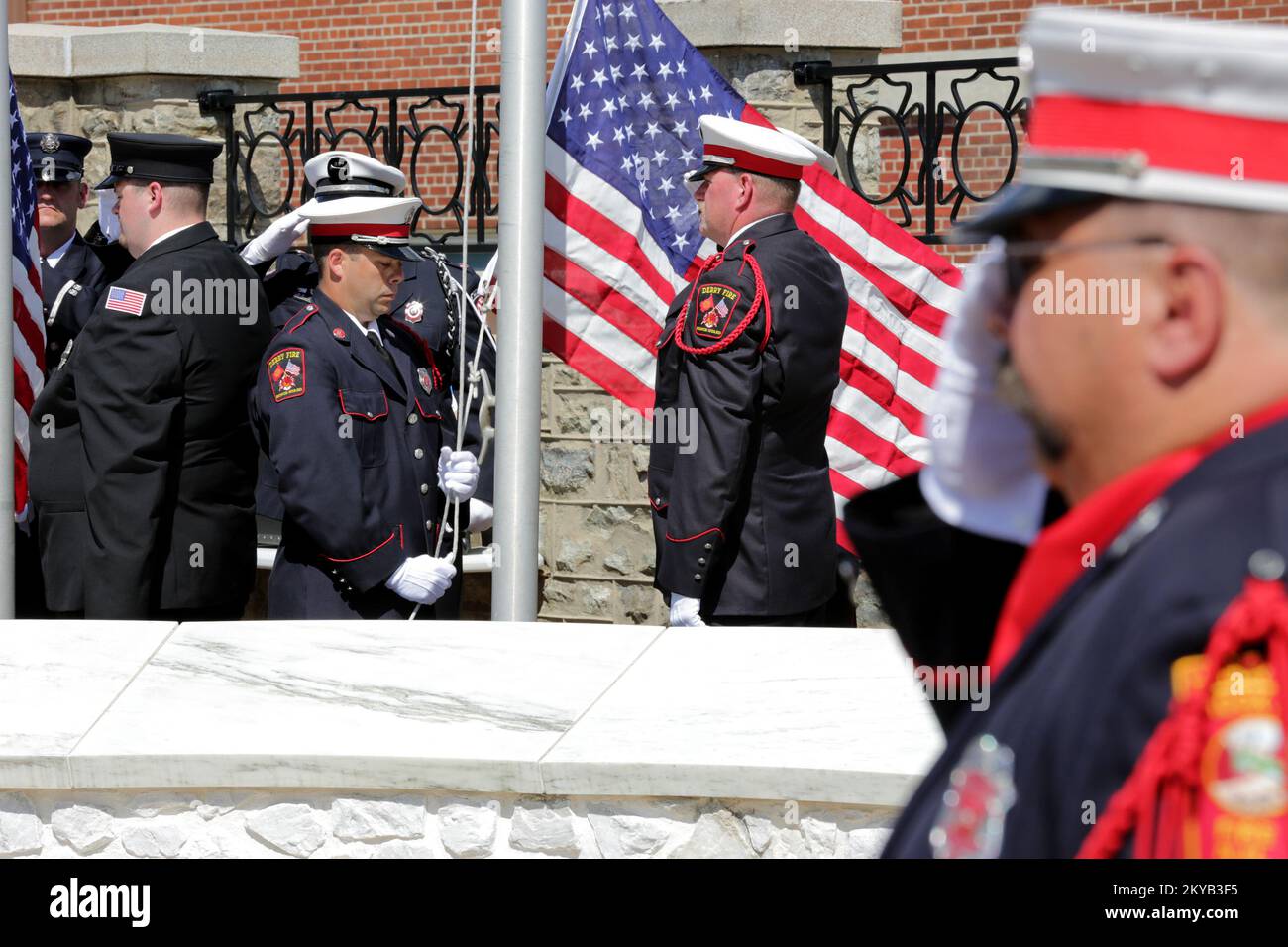 Emmitsburg, MD, 12 agosto 2015-The National Fallen Firefighters Memorial Flag Detail raccoglie 92 bandiere USA presso l'Istituto di gestione dell'emergenza (EMI). Queste bandiere erano precedentemente volate sopra il Campidoglio degli Stati Uniti in onore dei vigili del fuoco caduti che hanno perso la vita nella linea di dovere. Adam DuBrowa FEMA.. Fotografie relative a disastri e programmi, attività e funzionari di gestione delle emergenze Foto Stock