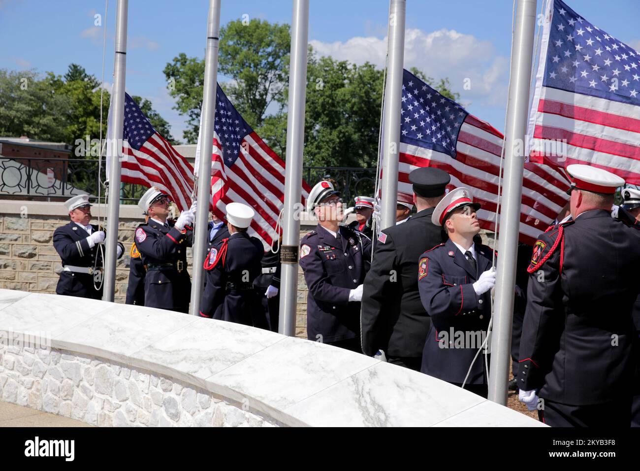 Emmitsburg, MD, 12 agosto 2015-The National Fallen Firefighters Memorial Flag Detail raccoglie 92 bandiere USA presso l'Istituto di gestione dell'emergenza (EMI). Queste bandiere erano precedentemente volate sopra il Campidoglio degli Stati Uniti in onore dei vigili del fuoco caduti che hanno perso la vita nella linea di dovere. Adam DuBrowa FEMA.. Fotografie relative a disastri e programmi, attività e funzionari di gestione delle emergenze Foto Stock