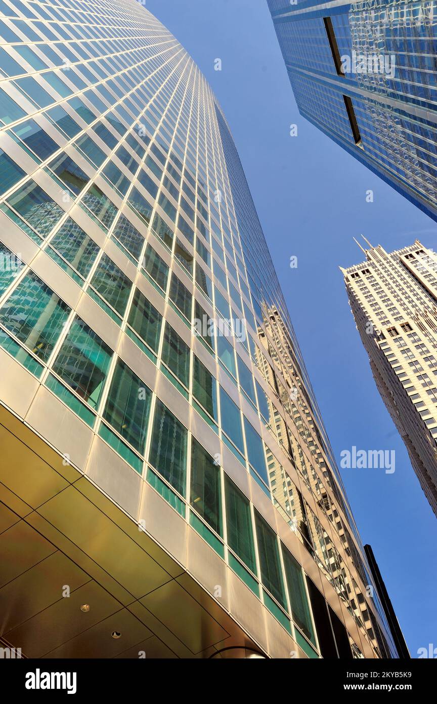 Chicago, Illinois, Stati Uniti. Le superfici riflettenti nel West Loop fornite dall'Hyatt Center, a sinistra, si riflettono nell'edificio 111 South Wacker Drive. Foto Stock
