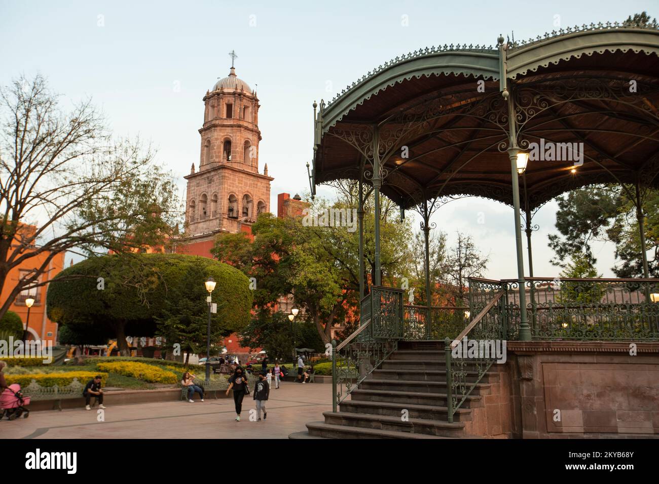 Santiago de Querétaro, Querétaro, Messico - Novemeber 22, 2022: Il tramonto illumina il centro storico di Querétaro. Foto Stock