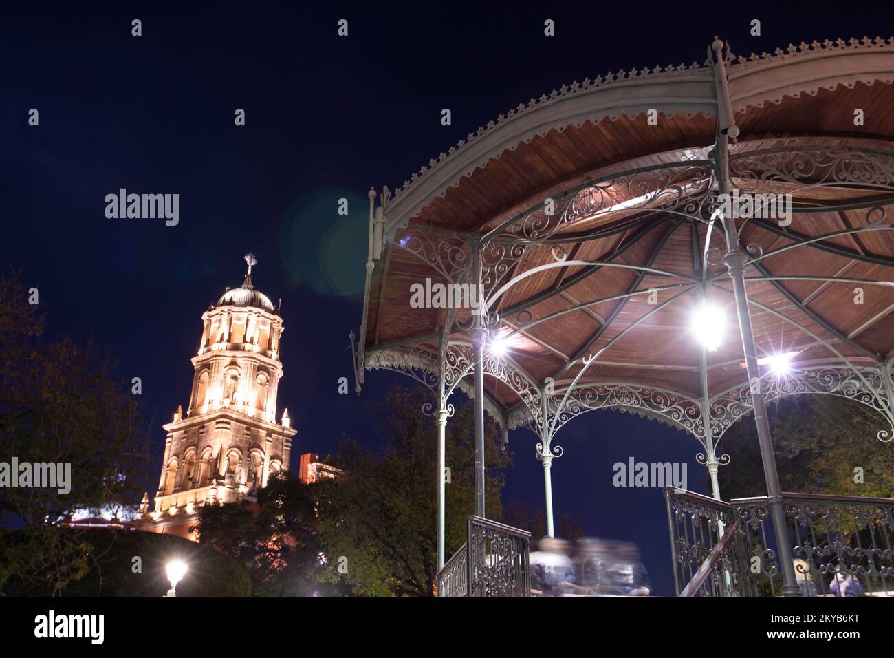 Vista al crepuscolo dello storico chiosco e della cattedrale del centro di Santiago de Querétaro, Messico. Foto Stock