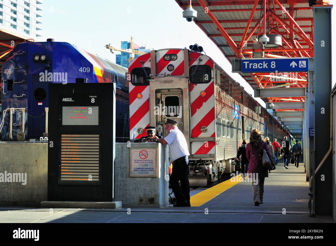 Chicago, Illinois, Stati Uniti. Pendolari dopo il lavoro in città, mentre camminano a bordo di un treno pendolare Metra alla stazione di LaSalle Street per tornare a casa. Foto Stock