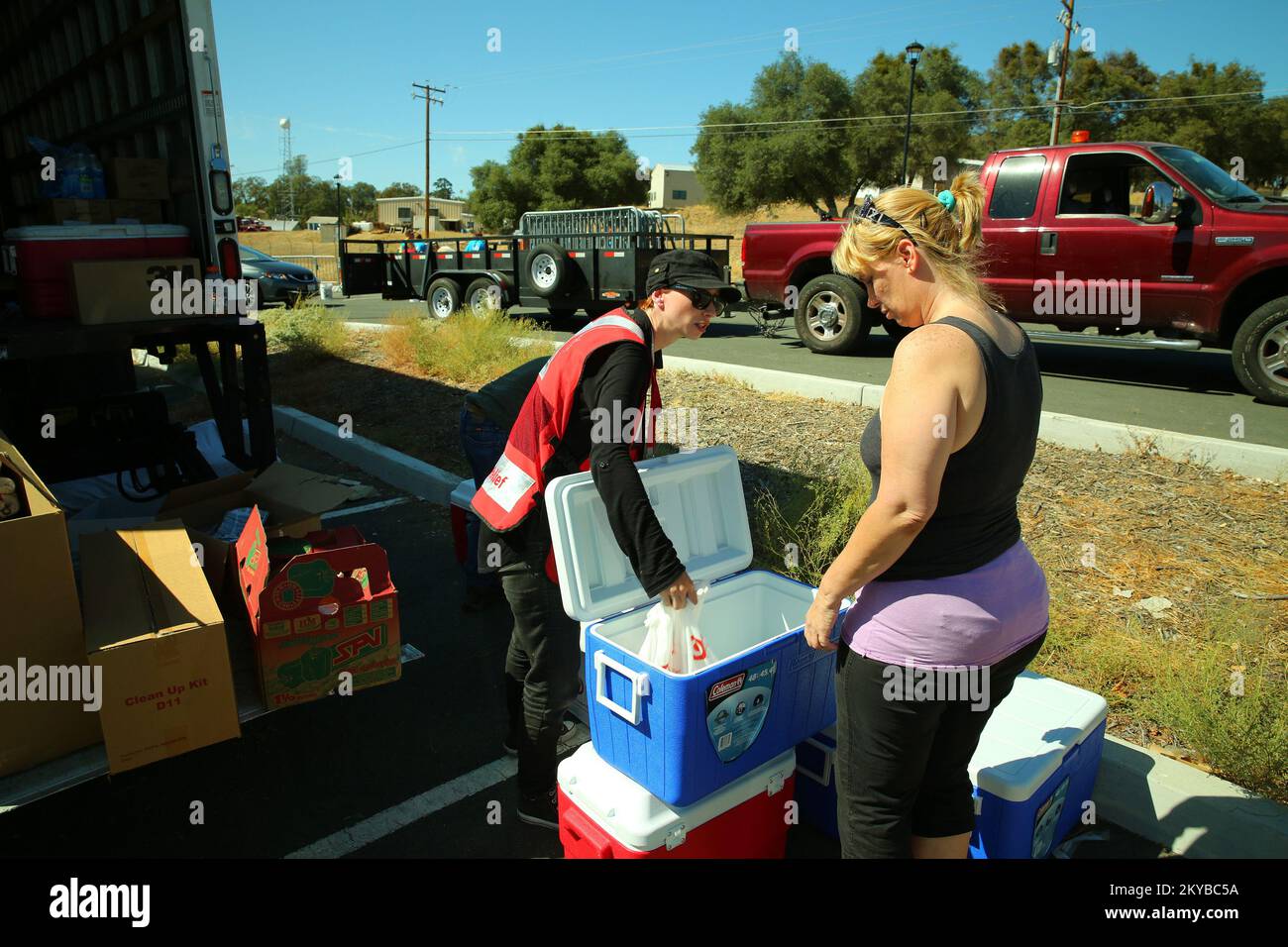 San Andreas, CA 26 settembre 2015 - i lavoratori della Croce Rossa distribuiscono cibo, acqua e ghiaccio critici per i sopravvissuti alle catastrofi che sono stati colpiti dai recenti incendi. Il Presidente ha approvato la Dichiarazione per i disastri maggiori (FEMA-4240-DR-CA) per lo stato della California a seguito del fuoco di Butte che ha iniziato il 09122015 e che continua. Tutte le contee dello stato della California possono richiedere assistenza nell'ambito del programma di sussidi per la riduzione dei rischi. Adam. California Valley Fire e Butte Fire. Fotografie relative a disastri e programmi, attività e funzionari di gestione delle emergenze Foto Stock
