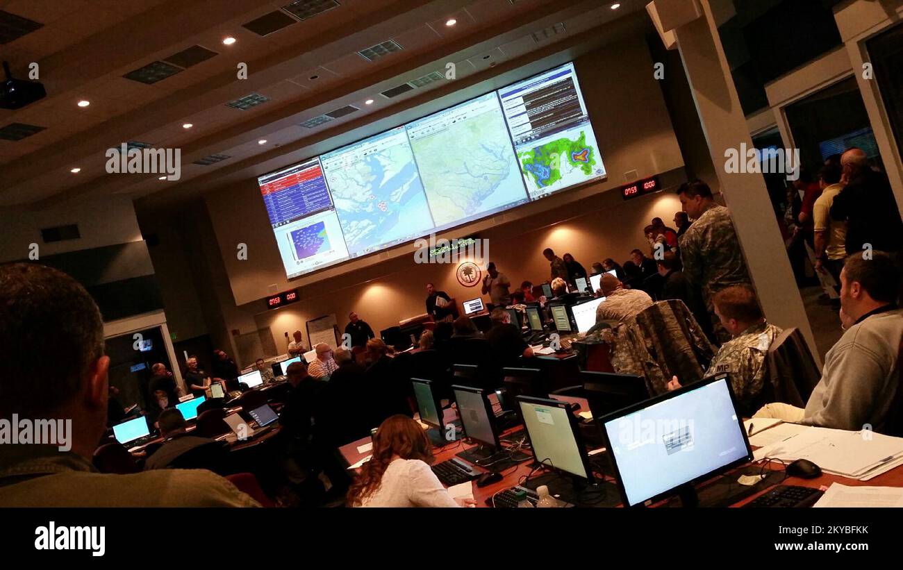 Il South Carolina Emergency Operations Center è occupato dal fatto che partner locali, statali, federali e volontari lavorano insieme per rispondere alle gravi inondazioni dell'ottobre 2015. Il South Carolina Emergency Operations Center è occupato dal fatto che partner locali, statali, federali e volontari lavorano insieme per rispondere alle gravi inondazioni dell'ottobre 2015. Fotografie relative a disastri e programmi, attività e funzionari di gestione delle emergenze Foto Stock