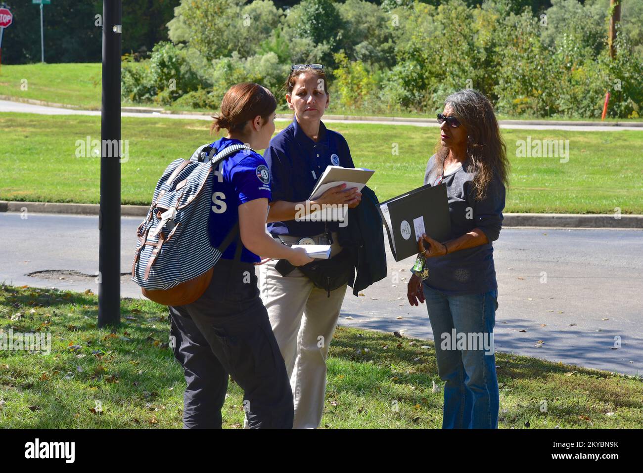 I membri del team di assistenza di Disaster Survivor Yajaira Carreno del FEMA Corps e Margaret Ruiz parlano con un residente di un complesso di appartamenti del processo di recupero e dell'aiuto FEMA. I residenti possono beneficiare di assistenza individuale a Bamberg, Berkeley, Calhoun, Charleston, Clarendon, Colleton, Darlington, Dorchester, Florence, Georgetown, Greenwood, Horry, Kershaw, Lee, Lexington, Contee di Orangeburg, Richland, Sumter e Williamburg. La scadenza è il 4 dicembre 2015. South Carolina gravi tempeste e inondazioni. Fotografie relative a disastri e programmi, attività e funzionari di gestione delle emergenze Foto Stock