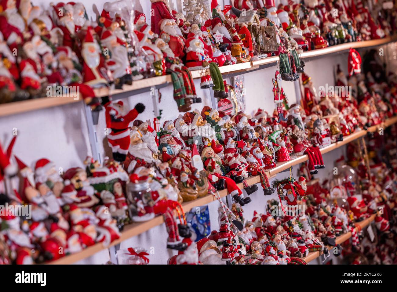 Alt Krenzlin, Germania. 30th Nov 2022. Ines Jasmand-Spindler ha raccolto circa 4000 figurine di Babbo Natale finora. In tutte le dimensioni, provenienti da molti paesi e realizzati con un'ampia varietà di materiali, l'insegnante ha raccolto i dati negli ultimi decenni. Con 100 a 130 nuove Santas mini ogni anno, il piccolo museo nel garage continua a crescere. La condizione per l'inclusione nella collezione Babbo Natale è il tipico mantello rosso. Credit: Jens Büttner/dpa/Alamy Live News Foto Stock