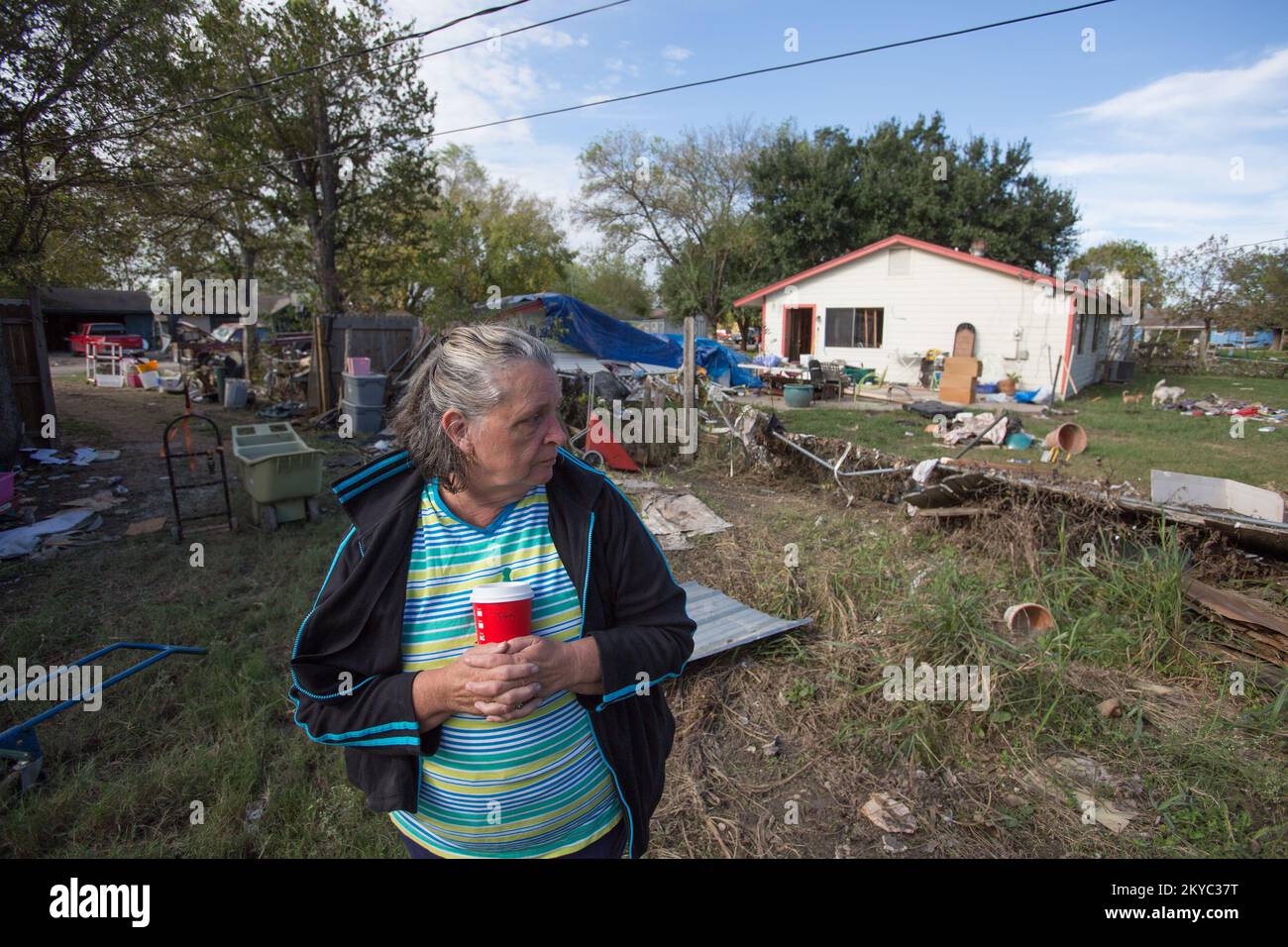 Yvonne Owen, sopravvissuto alle alluvioni, guarda i danni causati dalle alluvioni nella zona di Dry Creek nella contea di Travis sud-est. I residenti colpiti dalla recente inondazione possono registrarsi per ricevere assistenza in caso di disastri o ottenere informazioni sulla loro applicazione chiamando il numero 1-800-621-3362 (FEMA); TTY 1-800-462-7585. Texas gravi tempeste, tornado, venti in linea retta, e inondazioni. Fotografie relative a disastri e programmi, attività e funzionari di gestione delle emergenze Foto Stock