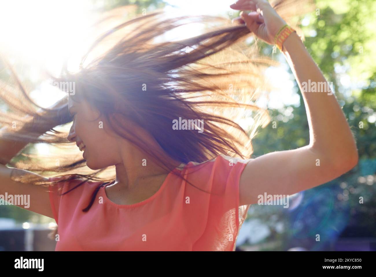 Danzare come se si guardasse il naso. una donna che balla liberamente all'aperto. Foto Stock