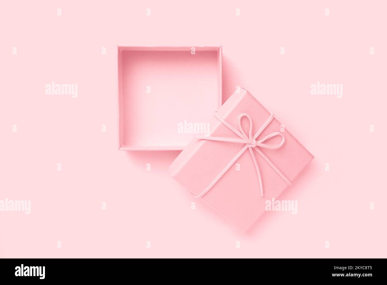 Vista dall'alto della confezione regalo rosa vuota per congratulazioni su sfondo rosa Foto Stock