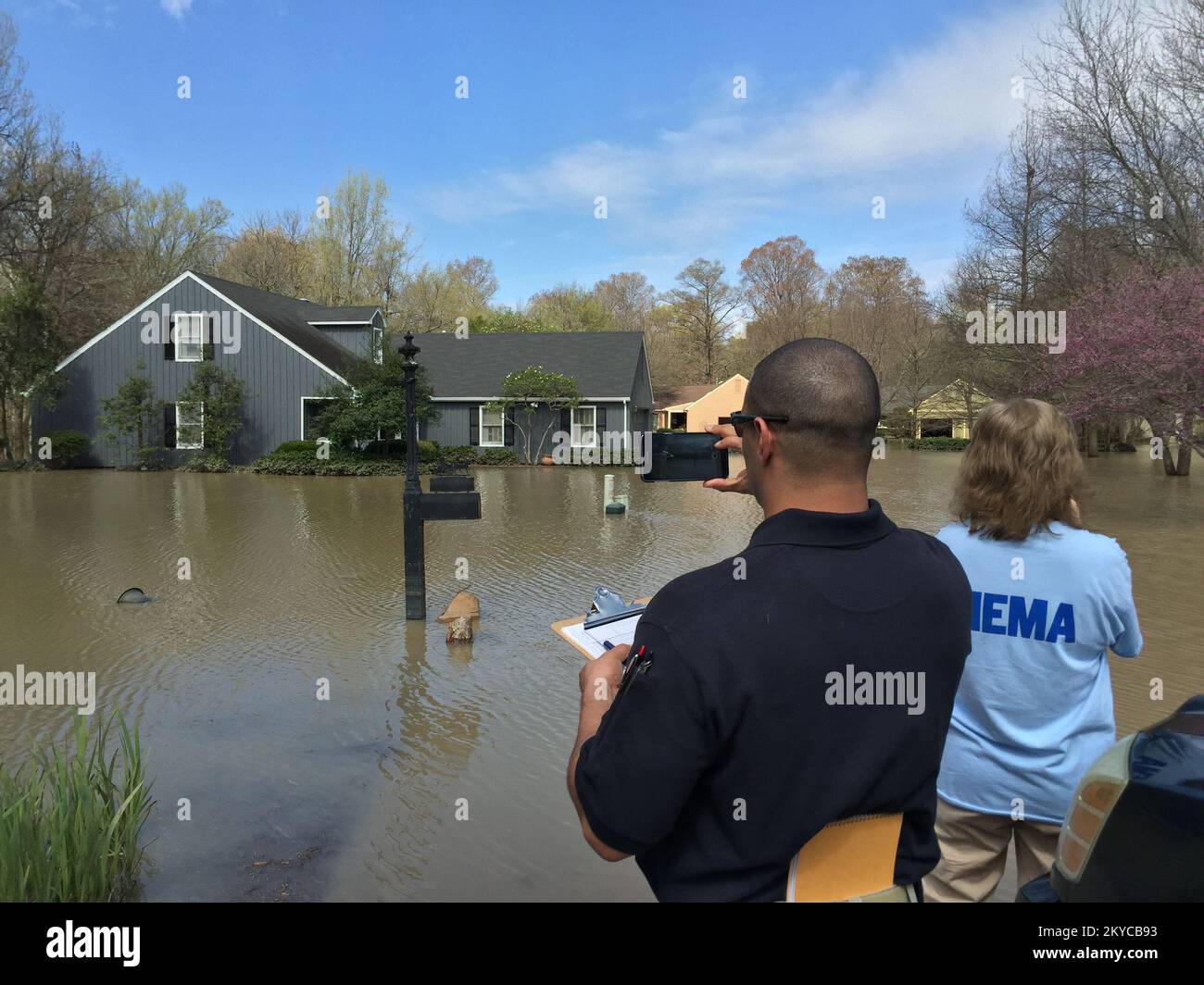 Il personale della FEMA and Mississippi Emergency Management Agency ha condotto un'indagine su un quartiere allagato a Clarksdale, Miss. Durante le valutazioni preliminari congiunte dei danni. Il presidente Obama ha emesso una dichiarazione di disastro importante il 25 marzo 2016, per le tempeste e le inondazioni gravi in Mississippi... Fotografie relative a disastri e programmi, attività e funzionari di gestione delle emergenze Foto Stock