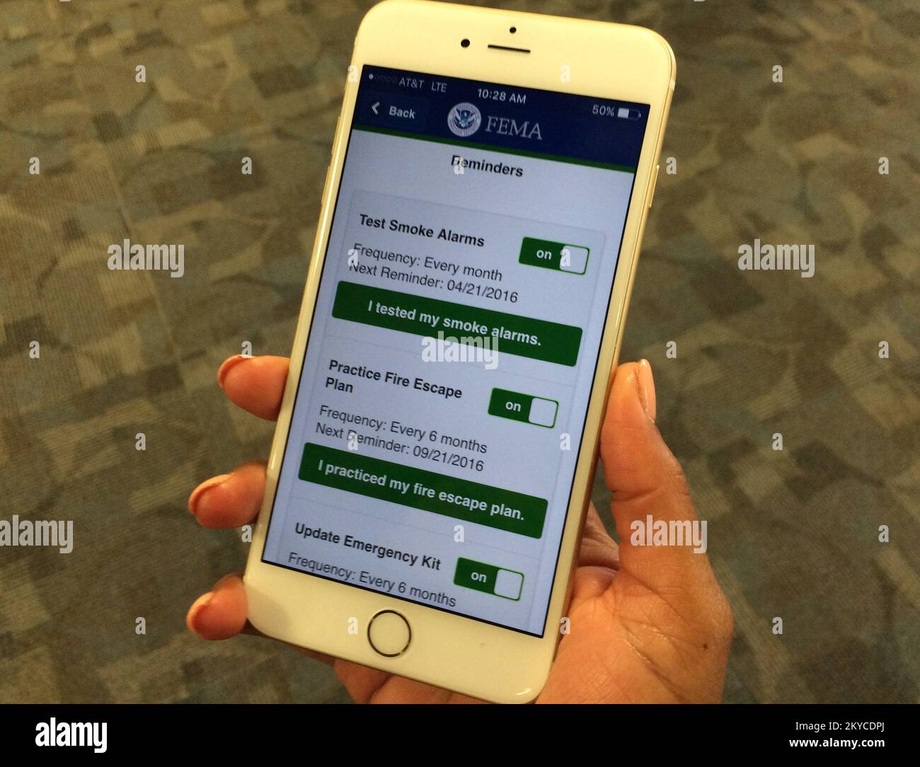 Foto della schermata dei promemoria dell'app FEMA... Fotografie relative a disastri e programmi, attività e funzionari di gestione delle emergenze Foto Stock