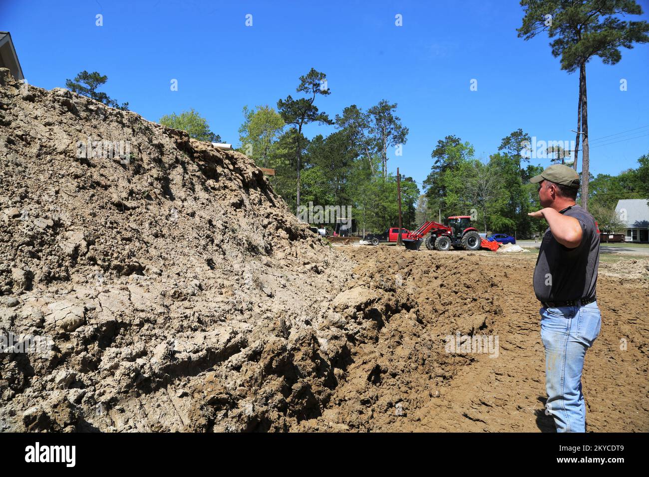 Anche se molti residenti della Louisiana che hanno vissuto un'alluvione non riescono ancora a raggiungere le loro case, la famiglia McCaughey della comunità Bluff di Niblett della parrocchia di Calcasieu, la., non è mai andata via. Kip Coltrin, un appaltatore, ha costruito un levee prima di raccogliere l'acqua dal fiume Sabine a Vinton, il. Grazie alla costruzione di un levee privato con oltre 14.000 metri quadrati di sporcizia e oltre 25 ore di lavoro non-stop, la famiglia McCaughey non subì danni gravi. Marzo 29, 2016 &ndash; Parrocchia di Calcasieu --- mentre molti residenti della Louisiana che hanno sperimentato l'inondazione ancora possono…#39;t ottenere al loro Foto Stock