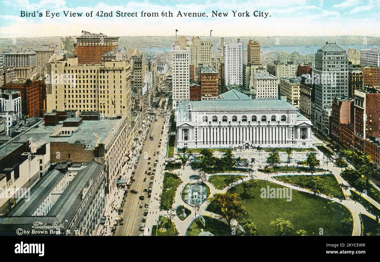 Cartolina americana vintage con vista panoramica della 42nd Street dalla 6th Avenue, New York City, che mostra Bryant Park e la New York City Public Library. Foto Stock
