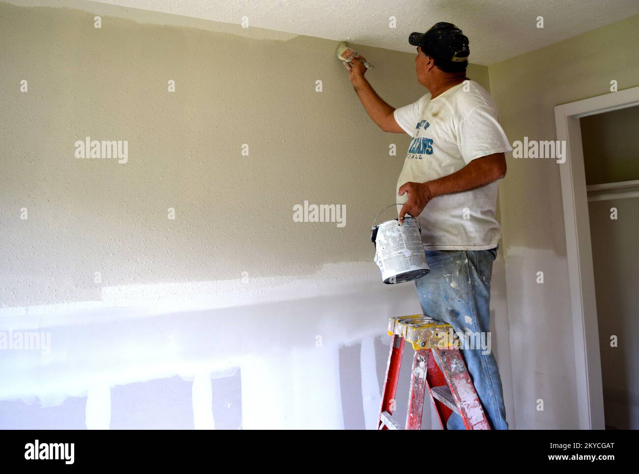 Molti residenti hanno dovuto sostituire il muro di cartongesso attraverso le loro case dopo la tempesta di aprile 2016. Ora le pareti sono pronte per un fresco cappotto di vernice... Fotografie relative a disastri e programmi, attività e funzionari di gestione delle emergenze Foto Stock