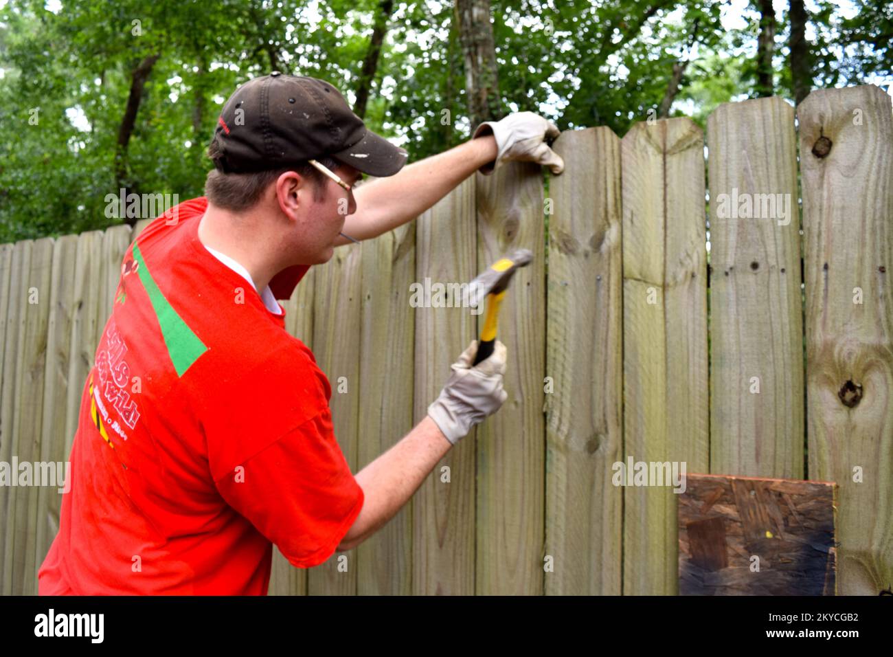Le tempeste nel mese di aprile, 2016 strappato a parte la maggior parte di tutto ciò che non assicurato fortemente. In questo quartiere di Woodlands, i residenti stanno riparando i danni. Texas gravi tempeste e inondazioni. Fotografie relative a disastri e programmi, attività e funzionari di gestione delle emergenze Foto Stock
