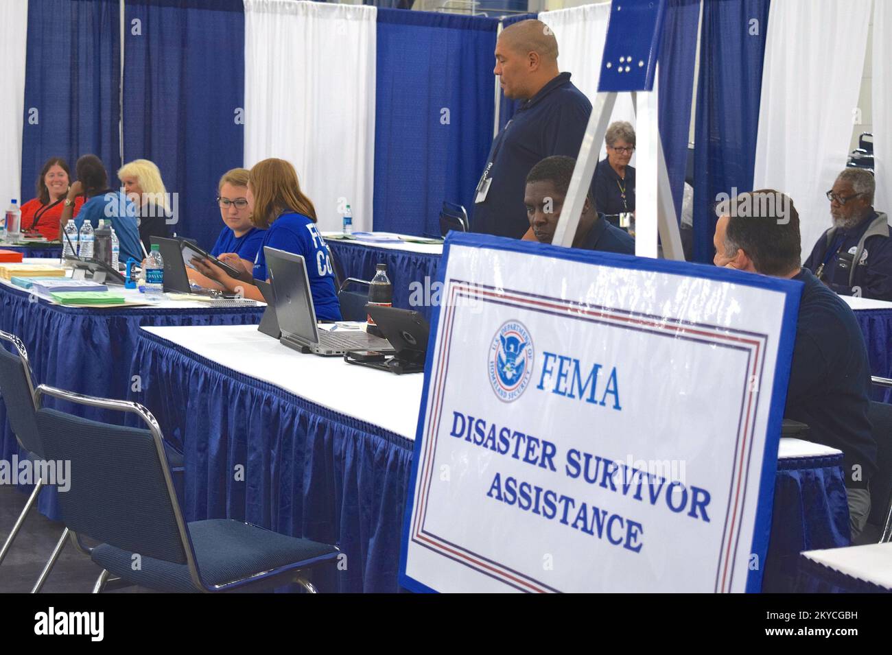 All'Annual Hurricane Awareness Workshop di Houston, gli specialisti dell'assistenza per il soccorso in caso di inondazioni di FEMA sono stati disponibili per la registrazione per danni a partire dalla tempesta di aprile 2016. Texas gravi tempeste e inondazioni. Fotografie relative a disastri e programmi, attività e funzionari di gestione delle emergenze Foto Stock