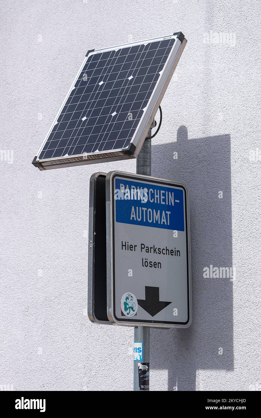 Modulo fotovoltaico su parchimetro, Lauf an der Pegnitz, Franconia centrale, Baviera, Germania Foto Stock