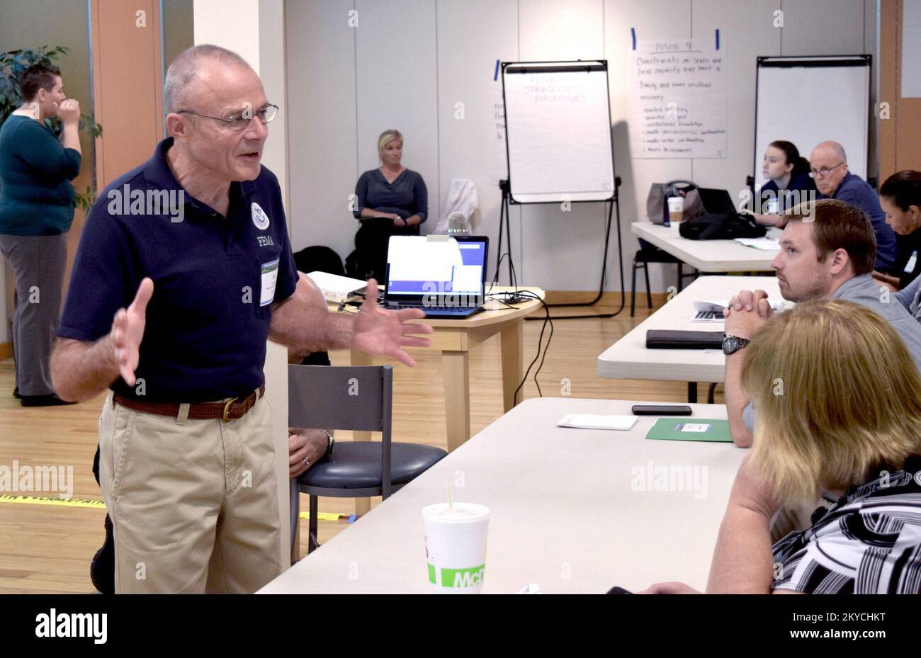Bill Vogel, Federal Coordinating Officer della FEMA, parla con i partecipanti a una riunione di un giorno intero per sviluppare strategie di recupero a lungo termine in Missouri. Il supporto nazionale per il ripristino di emergenza (NDR) della FEMA si coordina con partner statali, locali e federali per identificare le sfide di risposta e ripristino e le possibili soluzioni a beneficio dell'intera comunità. Missouri gravi tempeste, tornado, venti in linea retta, e inondazioni. Fotografie relative a disastri e programmi, attività e funzionari di gestione delle emergenze Foto Stock Bill Vogel, Federal Coordinating Officer della FEMA, parla con i partecipanti a una riunione di un giorno intero per sviluppare strategie di recupero a lungo termine in Missouri. Il supporto nazionale per il ripristino di emergenza (NDR) della FEMA si coordina con partner statali, locali e federali per identificare le sfide di risposta e ripristino e le possibili soluzioni a beneficio dell'intera comunità. Missouri gravi tempeste, tornado, venti in linea retta, e inondazioni. Fotografie relative a disastri e programmi, attività e funzionari di gestione delle emergenze Foto Stock
