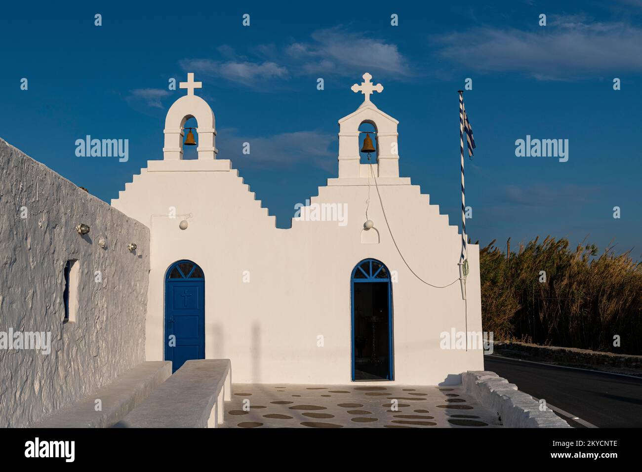 Piccola chiesa bianca, Mykonos, Grecia Foto Stock