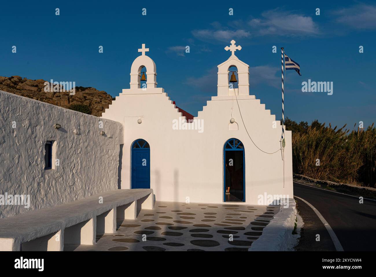 Piccola chiesa bianca, Mykonos, Grecia Foto Stock