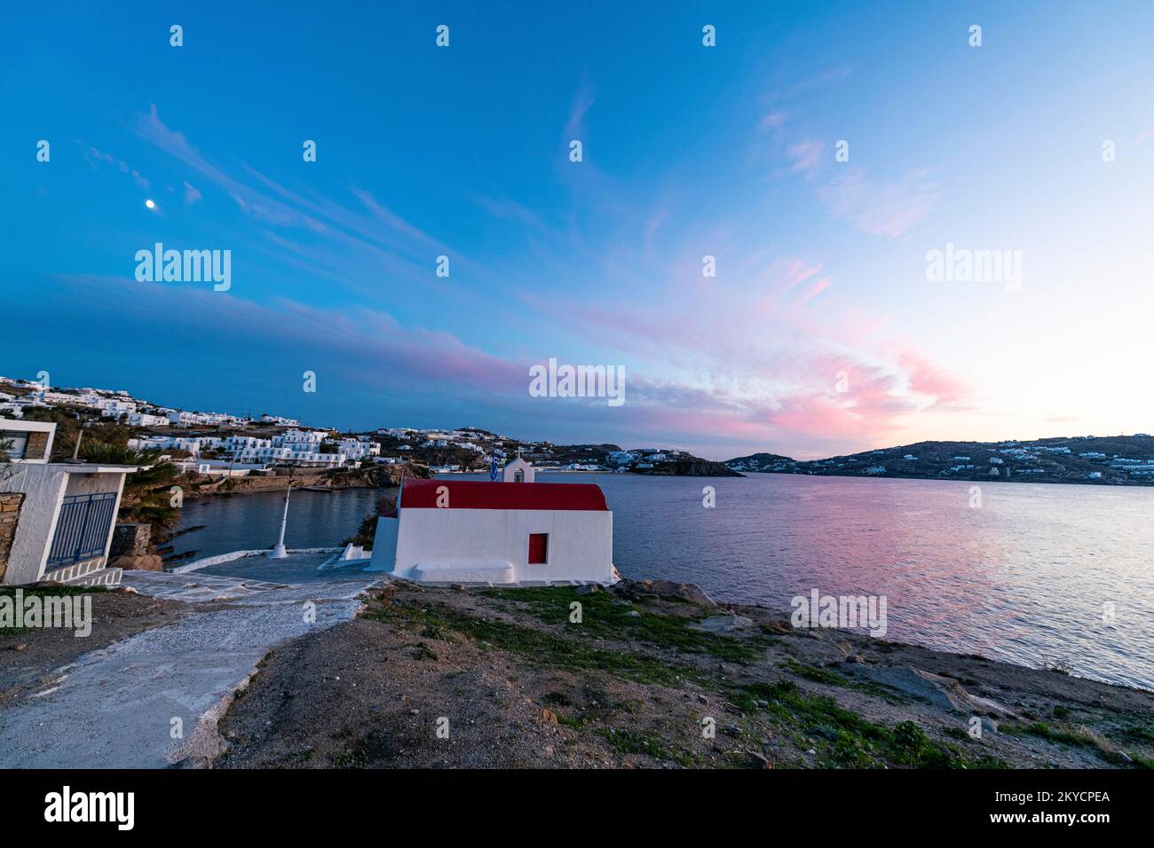 Cielo rosa sulla baia di Horta, Mykonos, Grecia Foto Stock