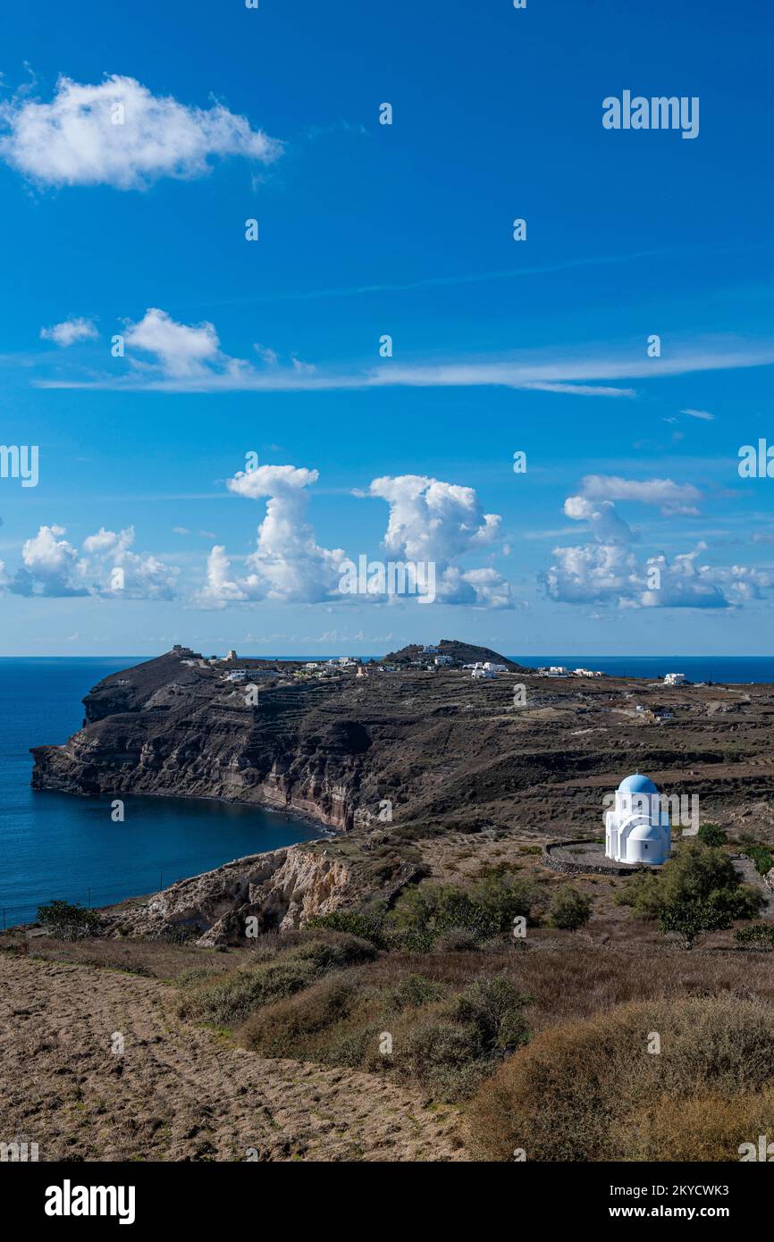 Piccola cappella sulla costa meridionale di Santorini, Grecia Foto Stock