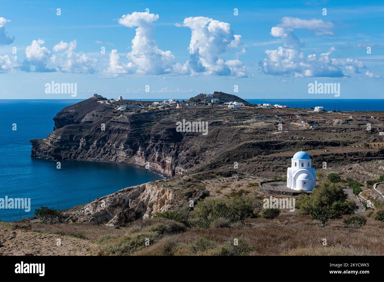 Piccola cappella sulla costa meridionale di Santorini, Grecia Foto Stock