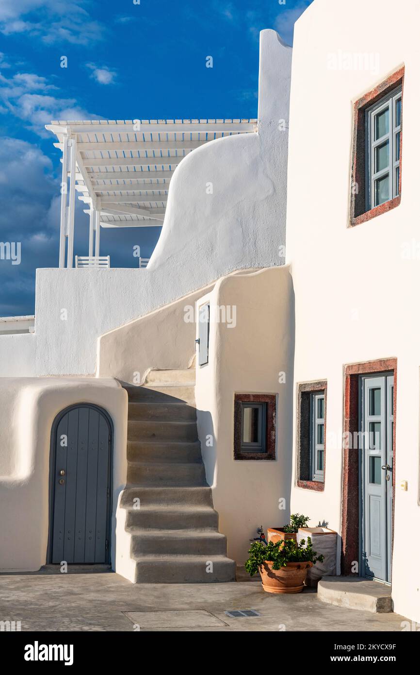 Case di lusso dipinte di bianco a Fira, Santorini, Grecia Foto Stock