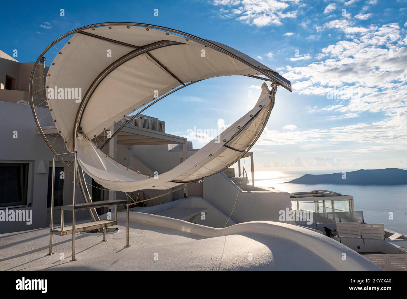 Moderna sedia a sdraio sul tetto, Fira, Santorini, Grecia Foto Stock