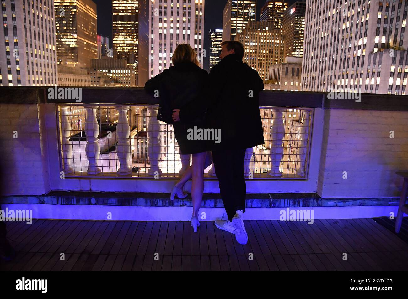 New York, Stati Uniti. 30th Nov 2022. Una coppia si trova sul ponte sul tetto del grande magazzino Saks Fifth Avenue, guardando verso il basso il Rockefeller Center Christmas Tree dopo essere stata illuminata durante la 90th° cerimonia annuale di illuminazione dell'albero di Natale del Rockefeller Center, il 30 novembre 2022. (Foto di Anthony Behar/Sipa USA) Credit: Sipa USA/Alamy Live News Foto Stock
