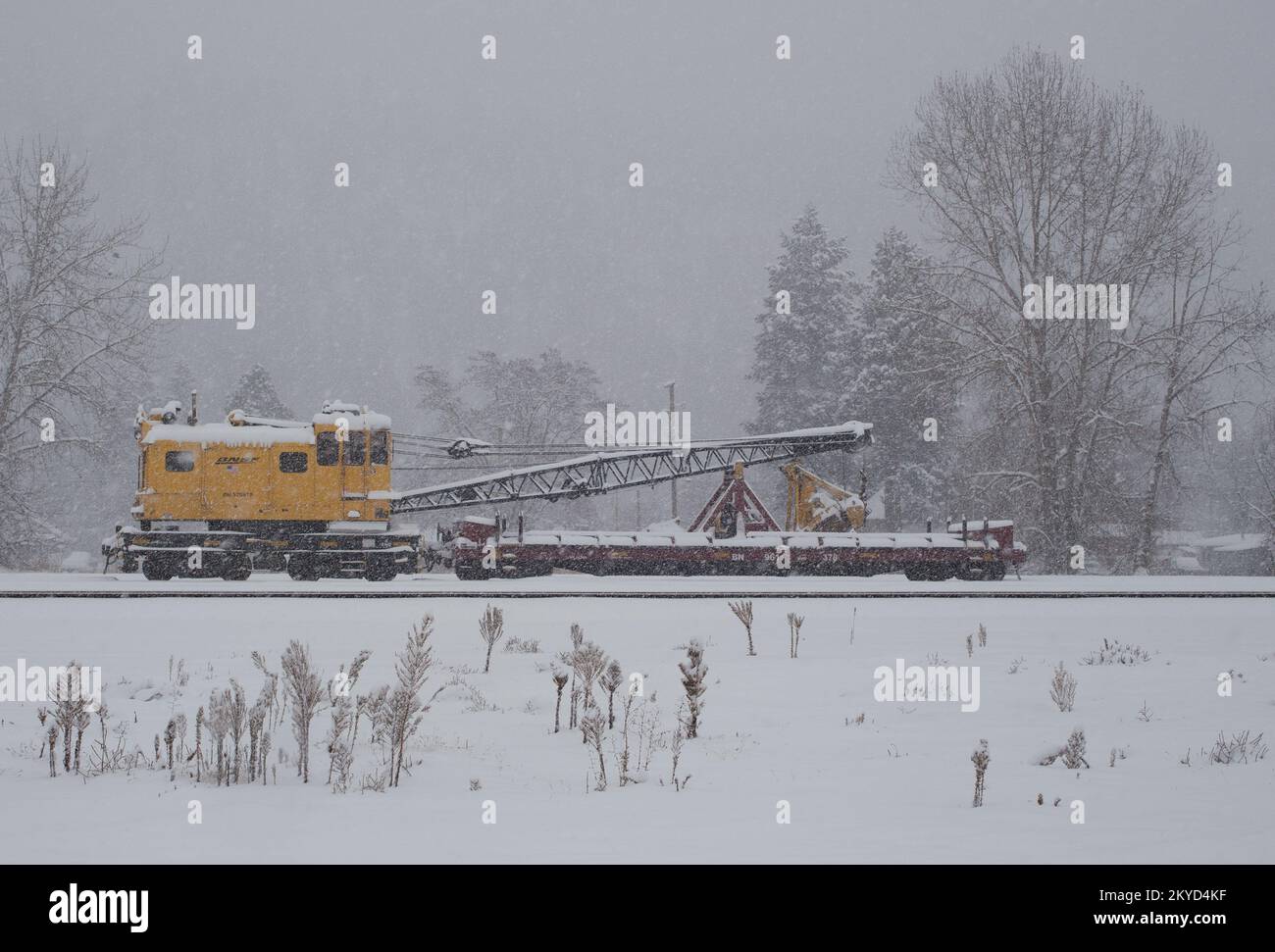 Una BNSF American Hoist & Derrick Co., modello 840 DE, 40-50 tonnellate, Diesel-Electric Locomotor Crane, nella neve, Troy, Montana. Foto Stock