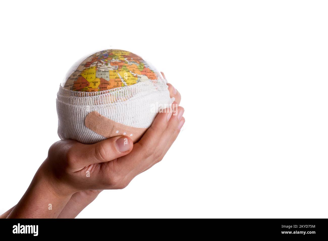 Bambino tenendo un globo con gesso nella sua mano su sfondo bianco Foto Stock