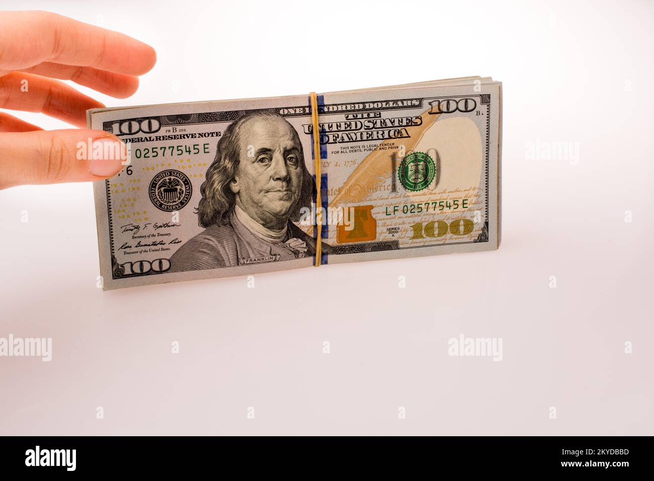 Mano umana tenendo dollaro americano Bill come denaro isolato su bianco Foto Stock