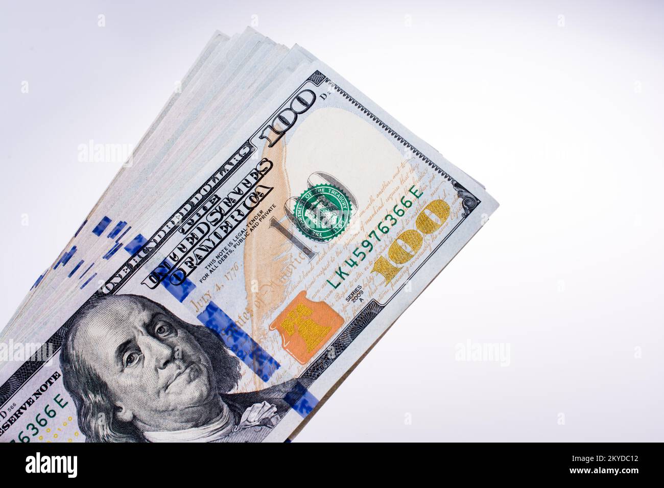Banconote americane da 100 dollari di carta su sfondo bianco Foto Stock