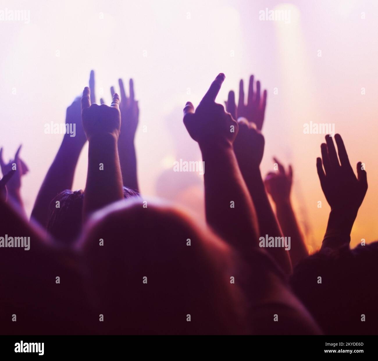 Mettere le mani in aria Foto Stock