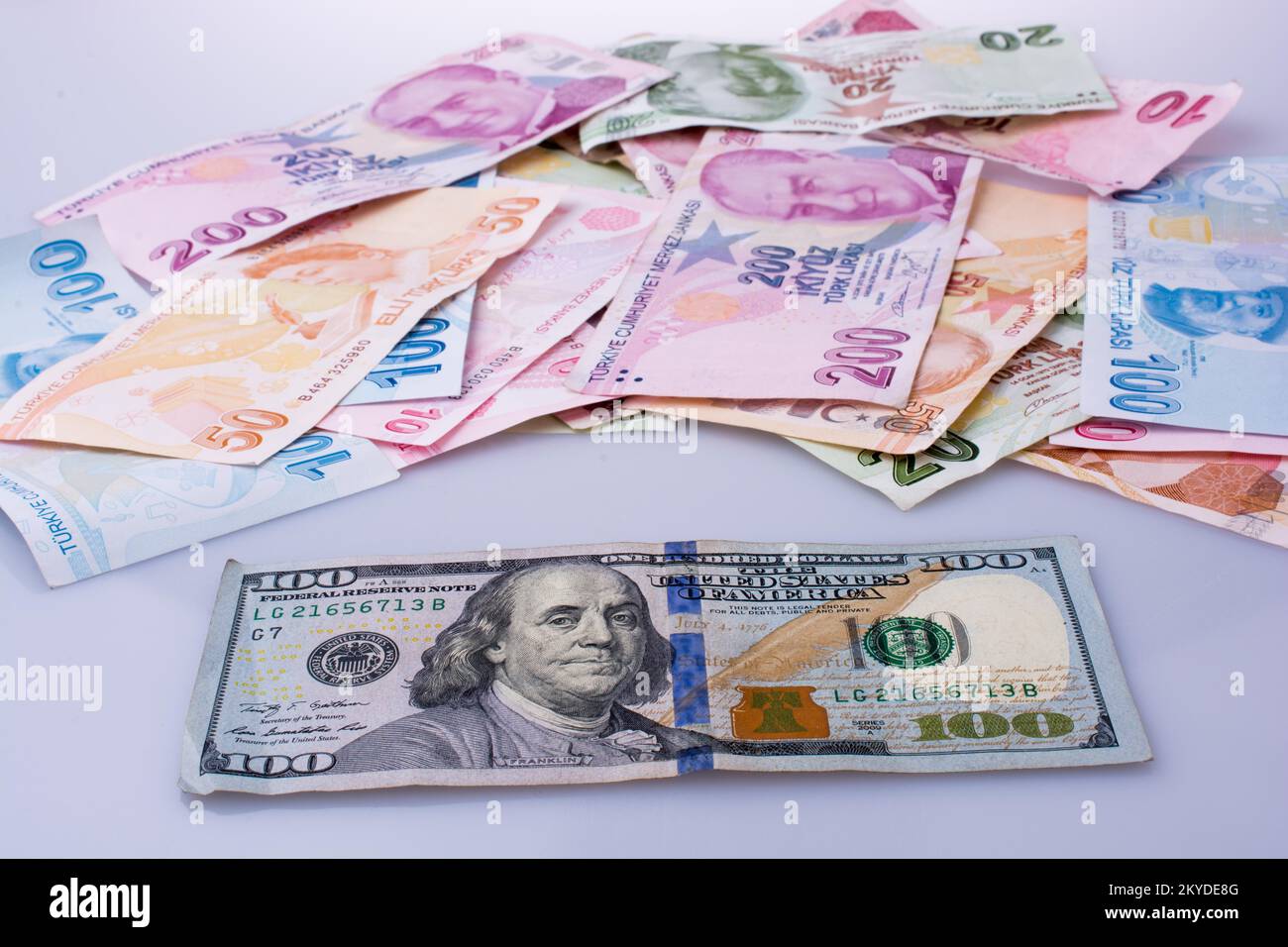 Dollaro americano di banconote e Lira Turksh banconote affiancati su sfondo bianco Foto Stock