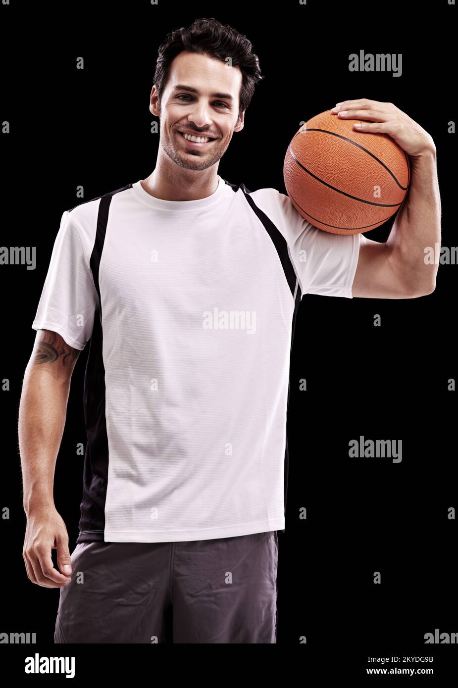 Ive ha avuto un sacco di gioco. Studio di un bel giovane giocatore di basket isolato su nero. Foto Stock