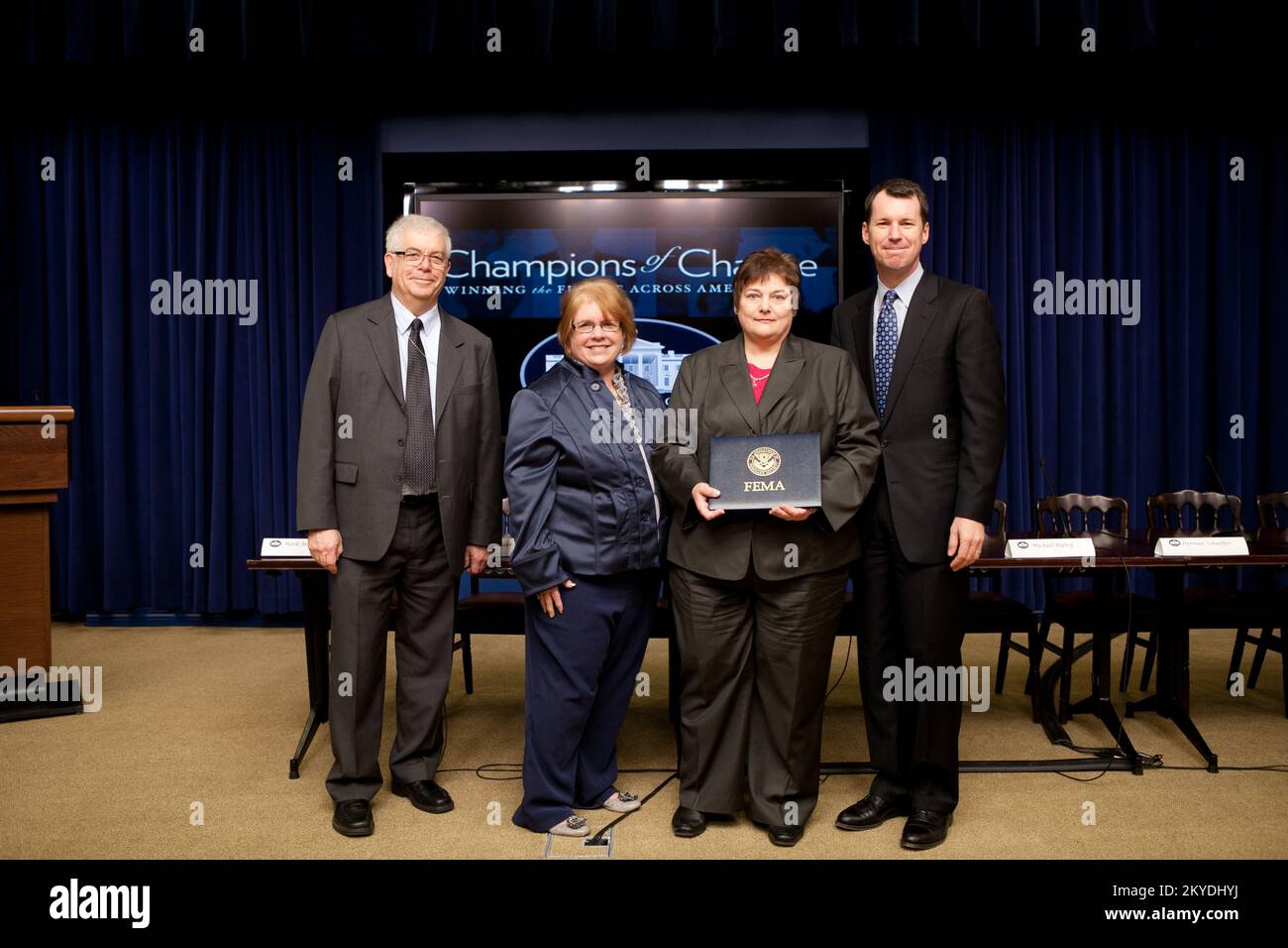 Washington, D. C., 19 gennaio 2012 l'onorario Venus Majeski mostra il suo premio ed è in piedi con il presidente della National Emergency Management Association Jim Mullen, il presidente della International Association of Emergency Managers Region 3 Kathee Henning e il vice amministratore della FEMA Timothy Manning (L-R). I vincitori del premio sono stati onorati per la loro significativa innovazione e creatività nel lavorare per preparare le loro comunità agli imprevisti e hanno abbracciato l'approccio di coinvolgere tutti i membri delle loro comunità nella preparazione e risposta alle emergenze, raggiungendo fede-basata, tribale, non-profit, privato Foto Stock