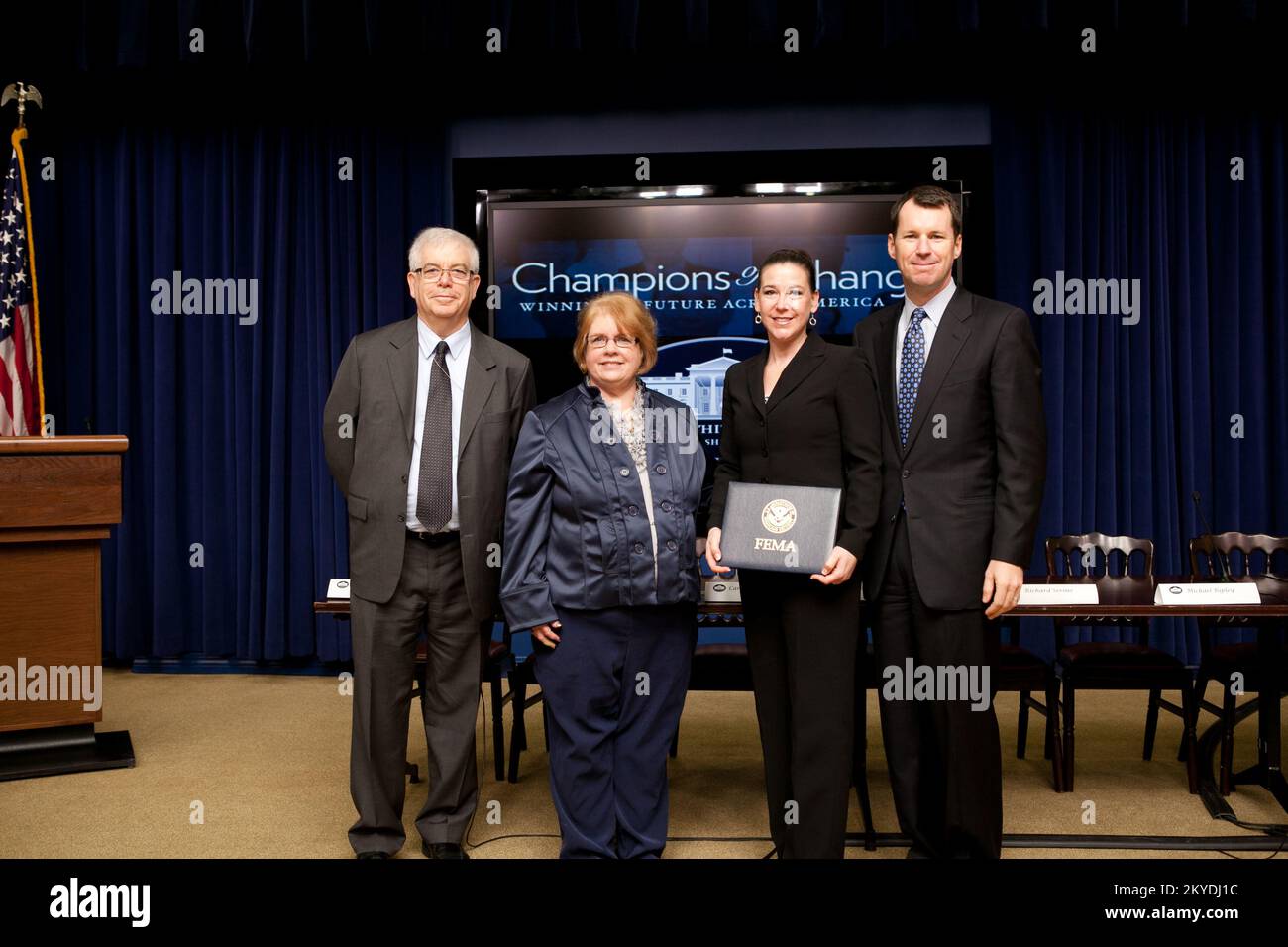 Washington, D. C., 19 gennaio 2012 l'onorario Jodi Simpson mostra il suo premio ed è in piedi con il presidente della National Emergency Management Association Jim Mullen, il presidente della International Association of Emergency Managers Region 3 Kathee Henning, e il vice amministratore della FEMA Timothy Manning (L-R). I vincitori del premio sono stati onorati per la loro significativa innovazione e creatività nel lavorare per preparare le loro comunità agli imprevisti e hanno abbracciato l'approccio di coinvolgere tutti i membri delle loro comunità nella preparazione e risposta alle emergenze, raggiungendo fede-basata, tribale, non-profit, privato Foto Stock