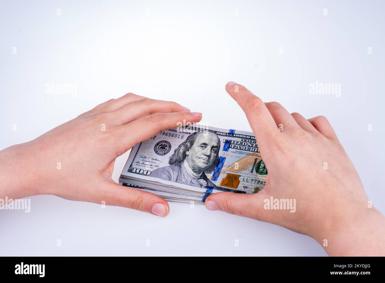Mano umana tenendo dollaro americano Bill come denaro isolato su bianco Foto Stock