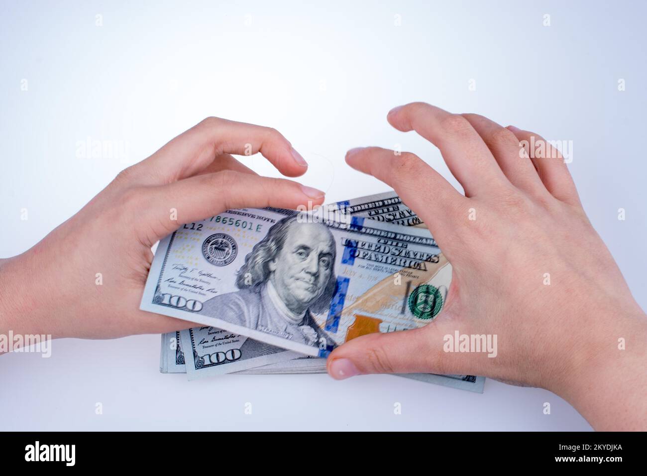 Mano umana tenendo dollaro americano Bill come denaro isolato su bianco Foto Stock