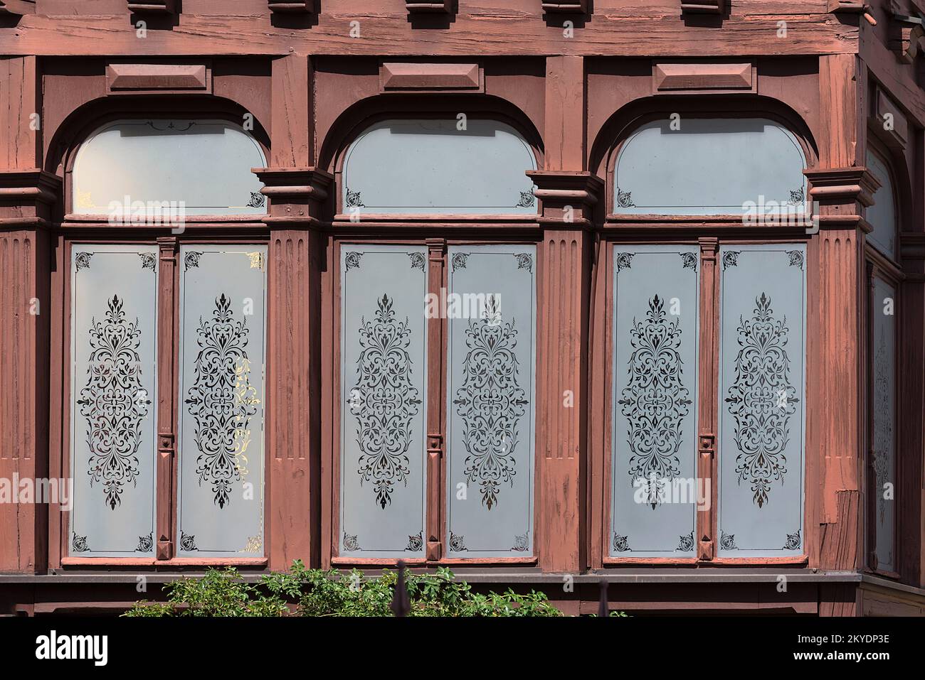 Veranda vetrata con vetri ornati di una villa storica, Erlangen, Franconia Centrale, Baviera, Germania Foto Stock