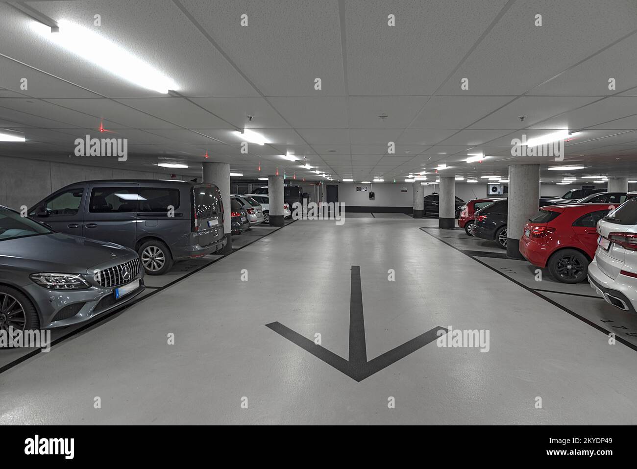 Moderno parcheggio a più piani, Baviera, Germania Foto Stock