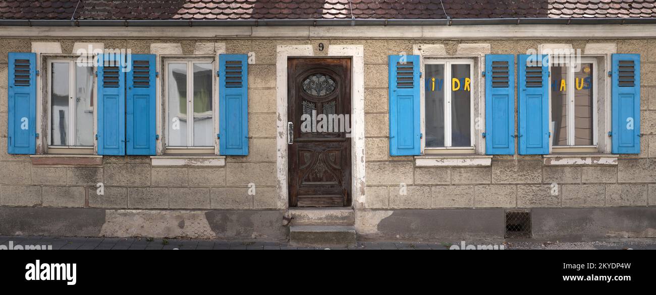 Finestra con persiane in fenaster blu e una porta in pelle in stile Art Nouveau, Erlangen, Franconia Centrale, Baviera, Germania Foto Stock