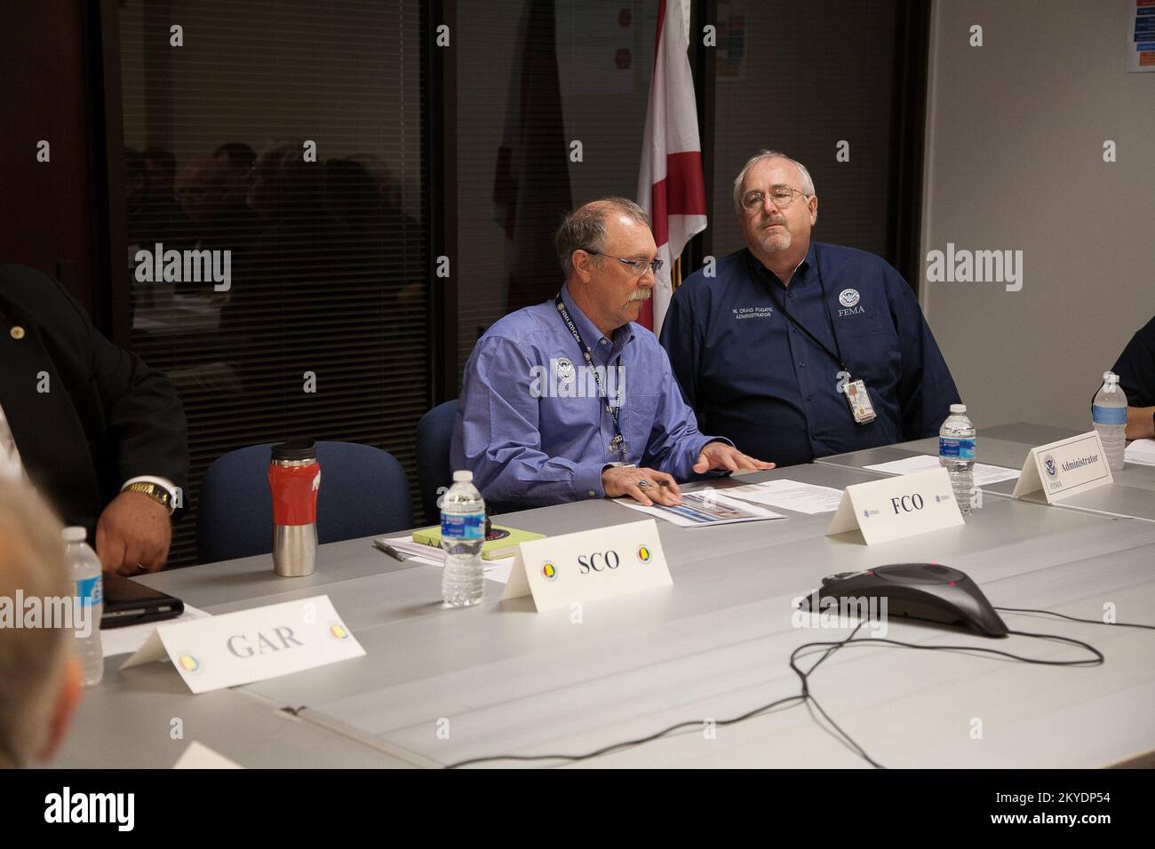 Montgomery, Ala., 20 maggio 2014, l'amministratore della FEMA Craig Fugate e l'ufficiale di coordinamento federale Albi Lewis si incontrano con i funzionari dell'Alabama per discutere delle operazioni in caso di disastri. Uno stretto coordinamento tra funzionari statali e federali favorisce notevolmente le operazioni in caso di catastrofi. EdEdahl/FEMA. Alabama forti tempeste, tornado, venti in linea retta, e alluvioni. Fotografie relative a disastri e programmi, attività e funzionari di gestione delle emergenze Foto Stock