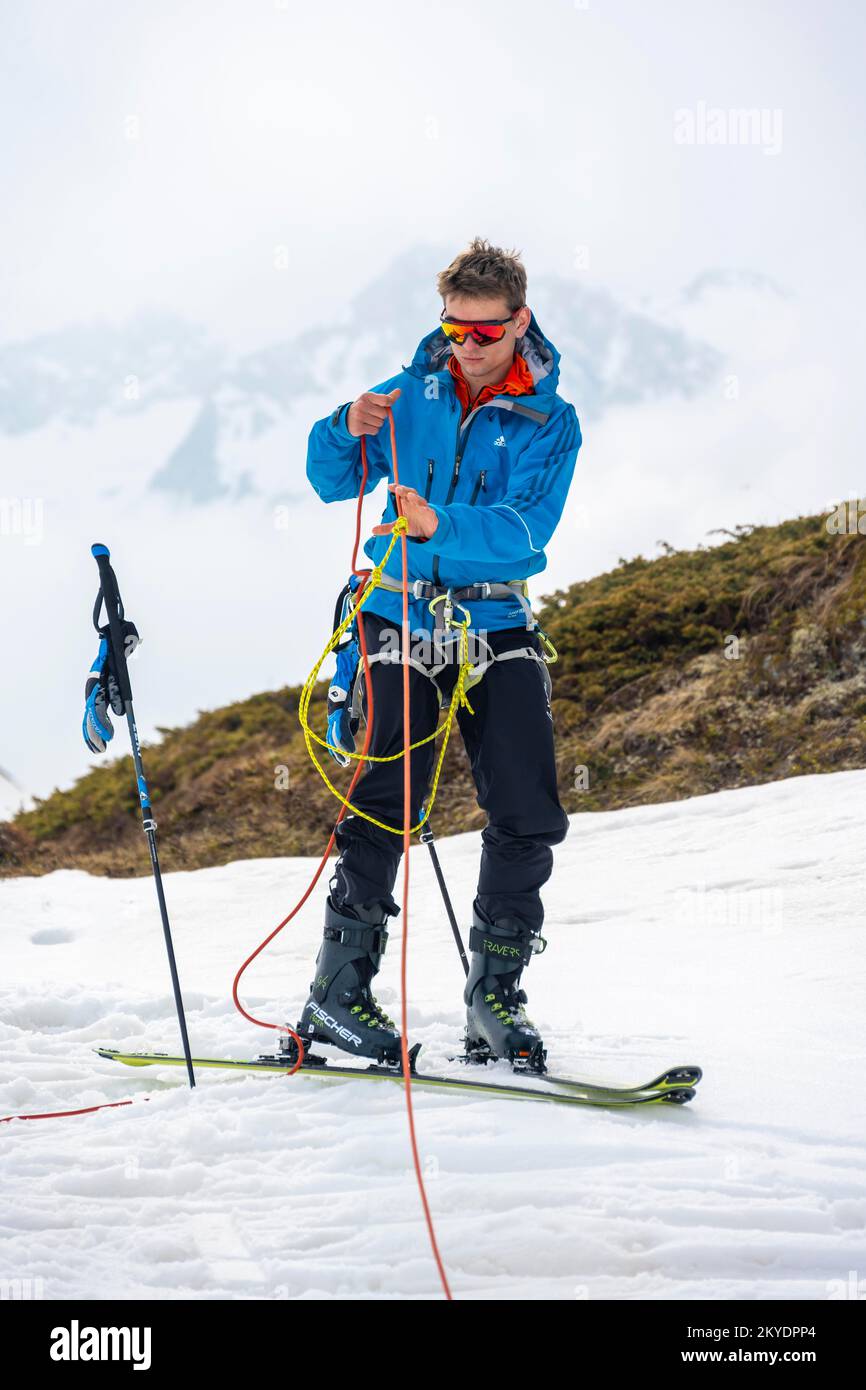 Esercizio di salvataggio in crevasse per gli ski-tour, gestione del rischio in inverno in montagna, Valle Neustift im Stubai, Tirolo, Austria Foto Stock