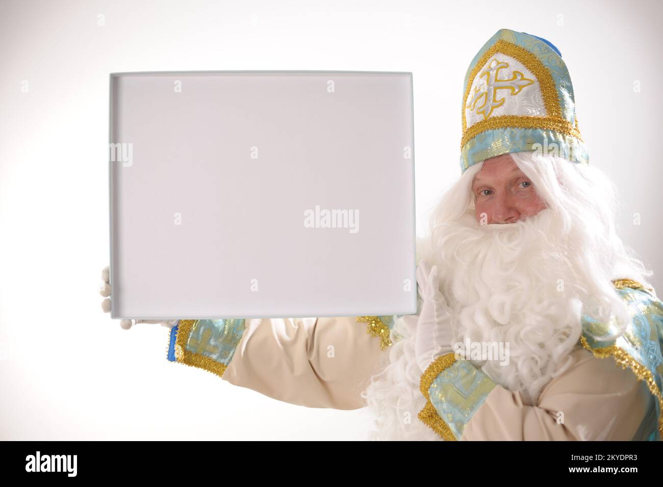 Ritratto di Sinterklaas USA su sfondo bianco. Olandese Babbo Natale San Nicola natale nuovo anno bianco barba ricca e vestito blu dorato di San Nicola su uno sfondo bianco nella pubblicità studio Foto Stock